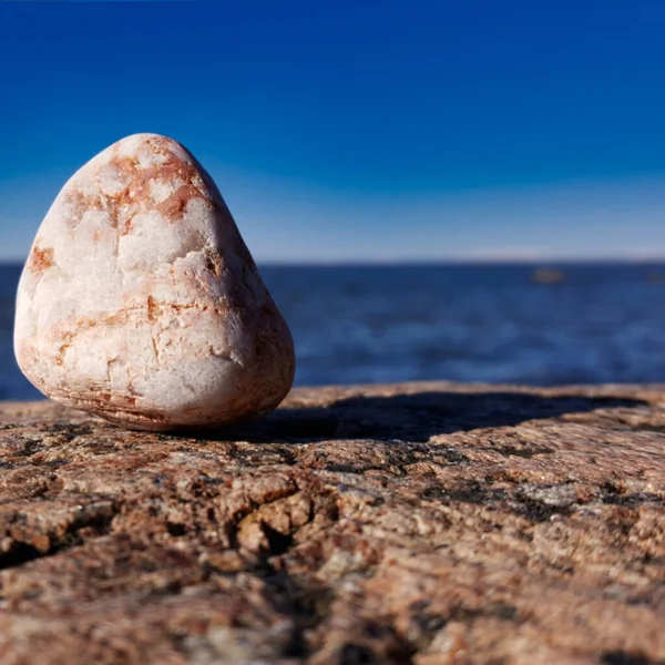 Une Petite Pierre Sur Une Grande Contre Bleu Mer Baltique — Photo