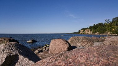 Baltık Denizi kıyı şeridi granit taşlarla kaplı.