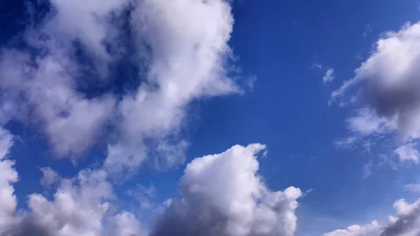 Голубое Небо Белыми Становящимися Красивыми Предгрозовыми Облаками Летящими Большой Скорости — стоковое фото
