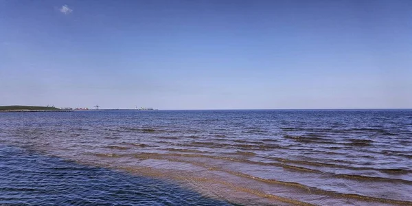 在海景上 芬兰湾的海水 微风轻拂 海岸的阴影和夏日的蓝天 — 图库照片