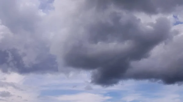 Тяжелые Серые Дождевые Облака Покрывающие Голубое Небо Одно Облако Центре — стоковое фото