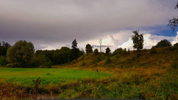 Paisagem Gramado Ainda Verão Verde Repousa Contra Uma Colina Cor — Fotografia de Stock