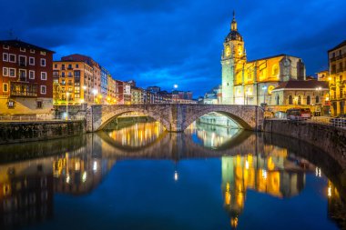 San Anton kilisesinin arka planında İspanya 'nın Bilbao eski kasabasının panoramik manzarası