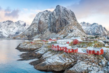 Norveç 'in Lofoten adalarında güzel bir balıkçı kasabası.