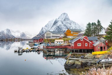Norveç 'in Lofoten adalarında güzel bir balıkçı kasabası.
