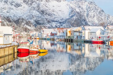 Norveç 'in Lofoten adalarındaki güzel balıkçı kasabası Henningsvaer