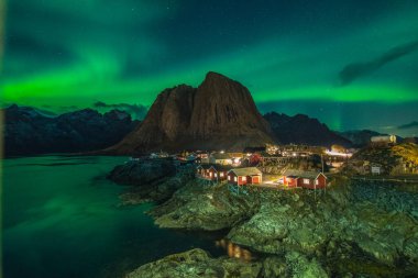 Kuzey Işıkları 'nın inanılmaz manzarası Reine Town, Norveç