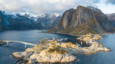 Norveç 'in Lofoten adalarındaki Reine balıkçı köyünün hava manzarası