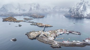 Norveç 'in Lofoten adalarındaki Reine balıkçı köyünün hava manzarası