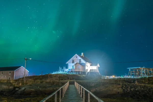 ノルウェーのラインタウンでの素晴らしいオーロラシーンは — ストック写真