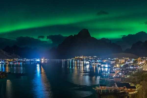 Καταπληκτική Σκηνή Βόρειου Φωτός Στο Reine Town Norway — Φωτογραφία Αρχείου