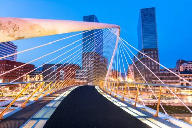 İspanya 'nın Bilbao şehrinin modern silueti