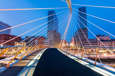 İspanya 'nın Bilbao şehrinin modern silueti