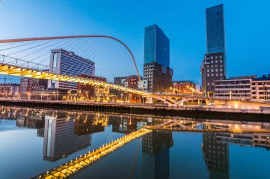 İspanya 'nın Bilbao şehrinin modern silueti