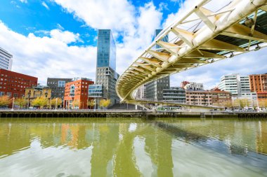 İspanya 'nın Bilbao şehrinin modern silueti