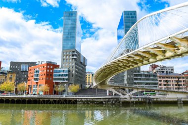 İspanya 'nın Bilbao şehrinin modern silueti