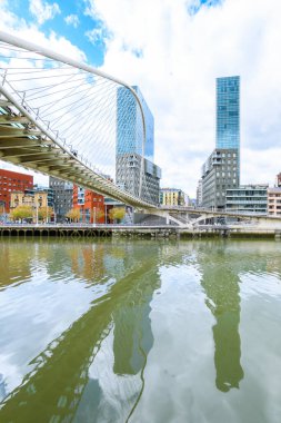 İspanya 'nın Bilbao şehrinin modern silueti