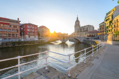 San Anton Kilisesi 'nin arka planında Bilbao' nun eski kasaba manzarası