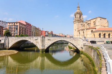 San Anton Kilisesi 'nin arka planında Bilbao' nun eski kasaba manzarası