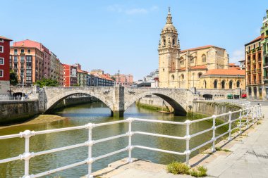 San Anton Kilisesi 'nin arka planında Bilbao' nun eski kasaba manzarası
