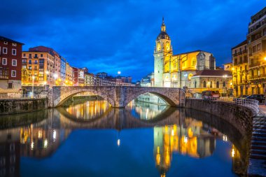 San Anton Kilisesi 'nin arka planında Bilbao' nun eski kasaba manzarası