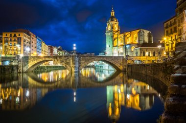 San Anton Kilisesi 'nin arka planında Bilbao' nun eski kasaba manzarası