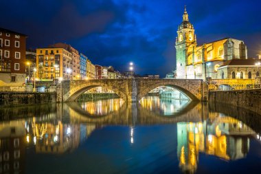 San Anton Kilisesi 'nin arka planında Bilbao' nun eski kasaba manzarası