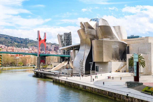 Bilbao, İspanya - 12 Şubat 2017: Modern ve çağdaş sanat Guggenheim Müzesi Sabah Görüşü