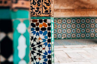 Fas avlusunda renkli fayanslar