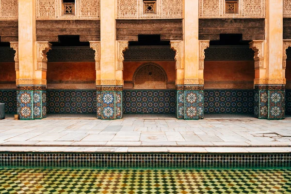 Barevné Ornamentální Dlaždice Morockánském Nádvoří — Stock fotografie