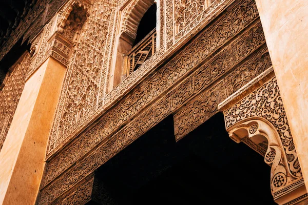 Kolorowe Płytki Ozdobne Marokańskim Dziedzińcu — Zdjęcie stockowe