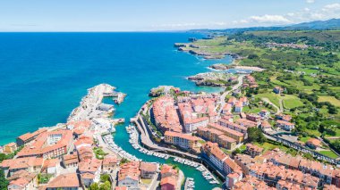 Asterias, İspanya 'daki balıkçı kasabasının havadan görünüşü