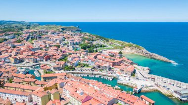 Asterias, İspanya 'daki balıkçı kasabasının havadan görünüşü