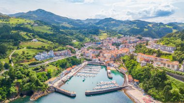 İspanya 'nın Mutriku Bask balıkçı kasabasının hava manzarası
