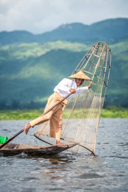 Myanmar Gölü. 17 Ağustos, 2019: inle Gölü 'nün geleneksel balıkçısı balık tutuyor.