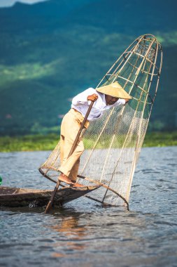 Myanmar Gölü. 17 Ağustos, 2019: inle Gölü 'nün geleneksel balıkçısı balık tutuyor.