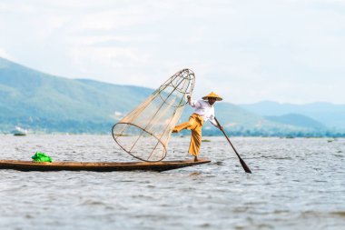 Myanmar Gölü. 17 Ağustos, 2019: inle Gölü 'nün geleneksel balıkçısı balık tutuyor.