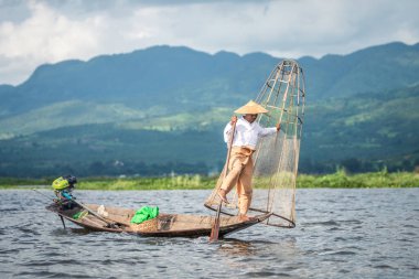 Myanmar Gölü. 17 Ağustos, 2019: inle Gölü 'nün geleneksel balıkçısı balık tutuyor.