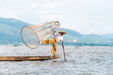 Myanmar Gölü. 17 Ağustos, 2019: inle Gölü 'nün geleneksel balıkçısı balık tutuyor.