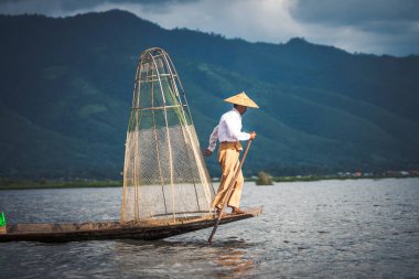 Myanmar Gölü. 17 Ağustos, 2019: inle Gölü 'nün geleneksel balıkçısı balık tutuyor.