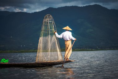 Myanmar Gölü. 17 Ağustos, 2019: inle Gölü 'nün geleneksel balıkçısı balık tutuyor.