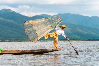 Myanmar Gölü. 17 Ağustos, 2019: inle Gölü 'nün geleneksel balıkçısı balık tutuyor.