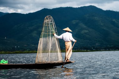 Myanmar Gölü. 17 Ağustos, 2019: inle Gölü 'nün geleneksel balıkçısı balık tutuyor.