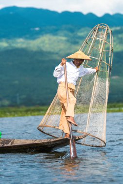 Myanmar Gölü. 17 Ağustos, 2019: inle Gölü 'nün geleneksel balıkçısı balık tutuyor.