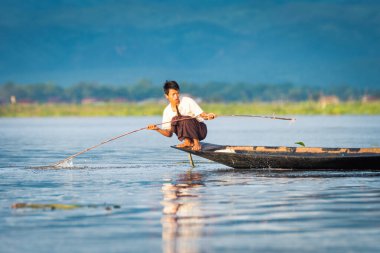 Myanmar Gölü. 17 Ağustos, 2019: inle Gölü 'nün geleneksel balıkçısı balık tutuyor.