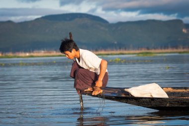 Myanmar Gölü. 17 Ağustos, 2019: inle Gölü 'nün geleneksel balıkçısı balık tutuyor.