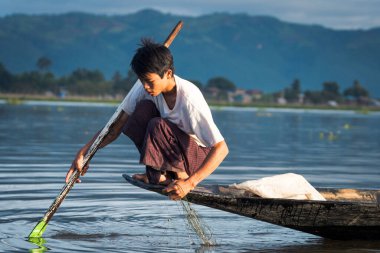 Myanmar Gölü. 17 Ağustos, 2019: inle Gölü 'nün geleneksel balıkçısı balık tutuyor.