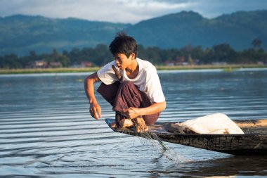 Myanmar Gölü. 17 Ağustos, 2019: inle Gölü 'nün geleneksel balıkçısı balık tutuyor.