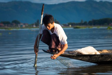 Myanmar Gölü. 17 Ağustos, 2019: inle Gölü 'nün geleneksel balıkçısı balık tutuyor.