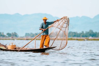 Myanmar Gölü. 17 Ağustos, 2019: inle Gölü 'nün geleneksel balıkçısı balık tutuyor.